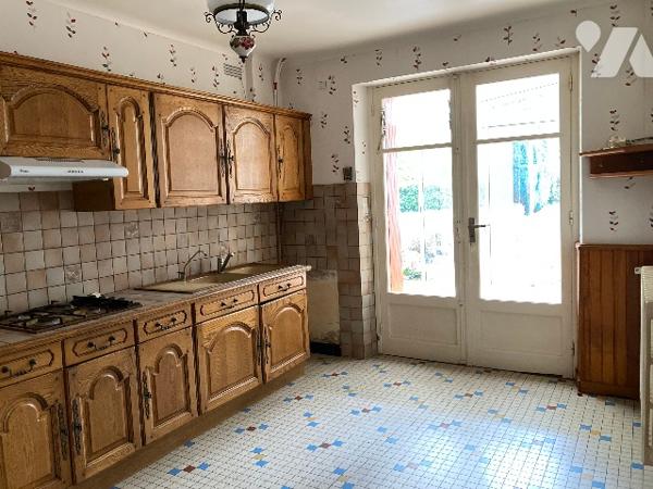 Maison de plain-pied avec 3 chambres, salon - salle à manger, cuisine, véranda, garage.