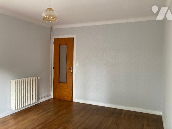 Maison de plain-pied avec 3 chambres, salon - salle à manger, cuisine, véranda, garage.