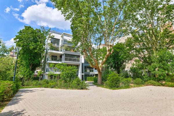 Appartement
         4 pièces
        - 132 m² Bien prestige 1 975 000 € *