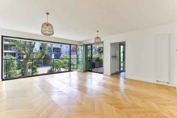 Appartement
         4 pièces
        - 132 m² Bien prestige 1 975 000 € *