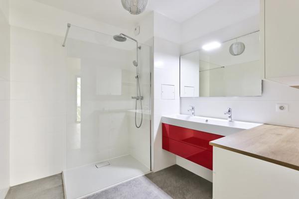 Appartement
         4 pièces
        - 132 m² Bien prestige 1 975 000 € *