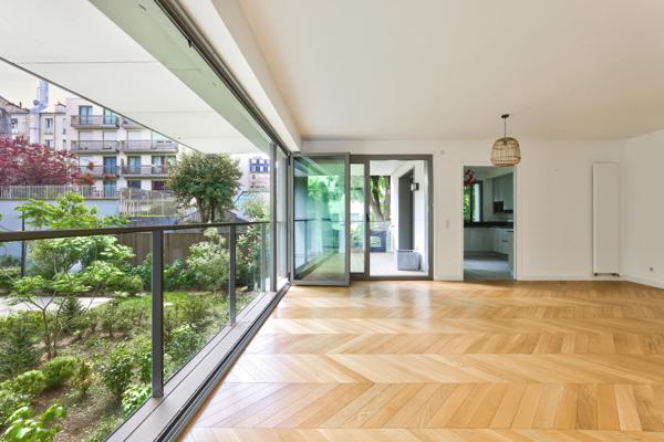 Appartement
         4 pièces
        - 132 m² Bien prestige 1 975 000 € *