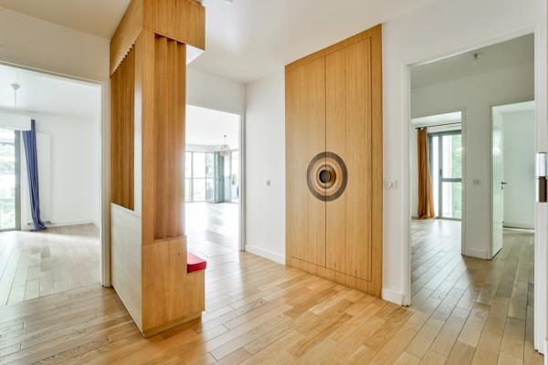 Appartement
         4 pièces
        - 132 m² Bien prestige 1 975 000 € *