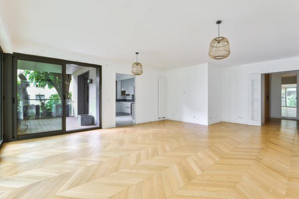 Appartement
         4 pièces
        - 132 m² Bien prestige 1 975 000 € *