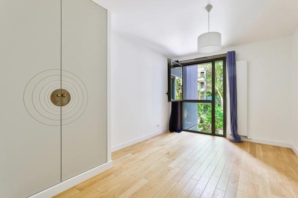 Appartement
         4 pièces
        - 132 m² Bien prestige 1 975 000 € *