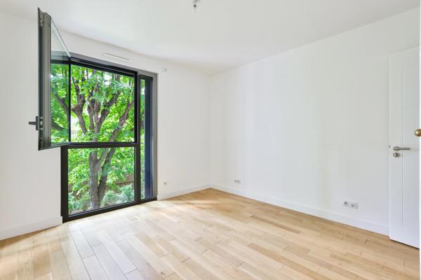 Appartement
         4 pièces
        - 132 m² Bien prestige 1 975 000 € *