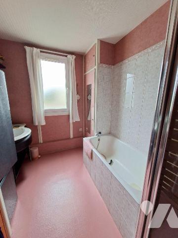5 MIN JAURES A PIED - AU CALME 
Appartement avec garage fermé
Au 1er étage comprenant entrée,...