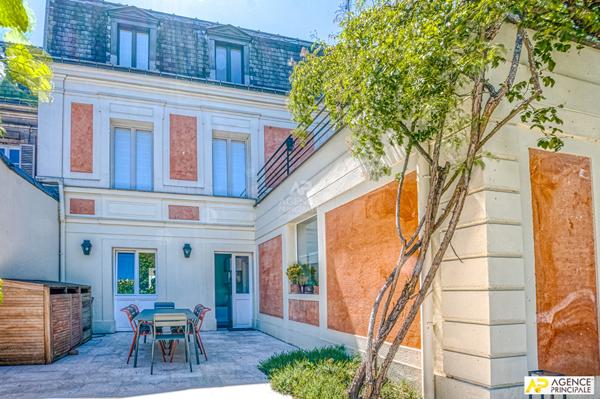 Versailles Saint-Louis Maison 7 pièces 235 m² au sol (181.52 m² habitables) sur parcelle d'environ 350 m² €2 184 000 ** - Référence 25750