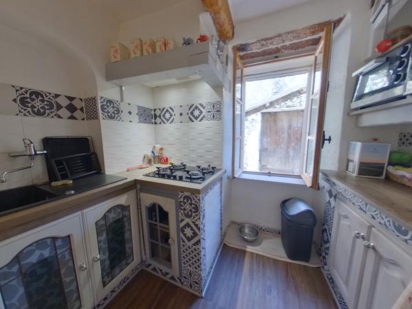 04340 LE LAUZET UBAYE MAISON TYPE 5 - JARDIN - PARKING - CAVE VOÛTEE