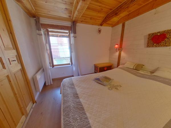 04340 LE LAUZET UBAYE MAISON TYPE 5 - JARDIN - PARKING - CAVE VOÛTEE