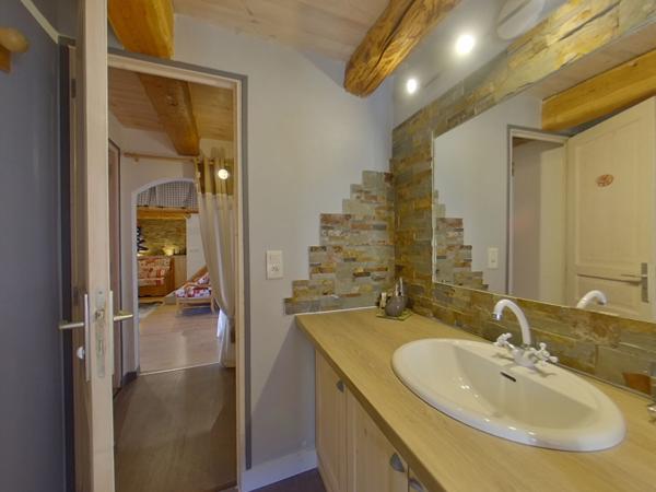 04340 LE LAUZET UBAYE MAISON TYPE 5 - JARDIN - PARKING - CAVE VOÛTEE