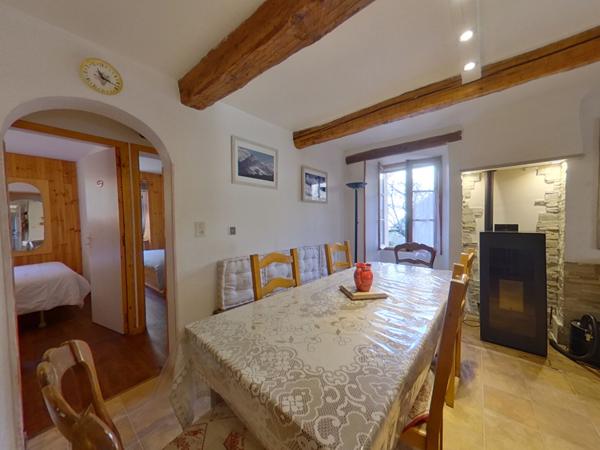 04340 LE LAUZET UBAYE MAISON TYPE 5 - JARDIN - PARKING - CAVE VOÛTEE