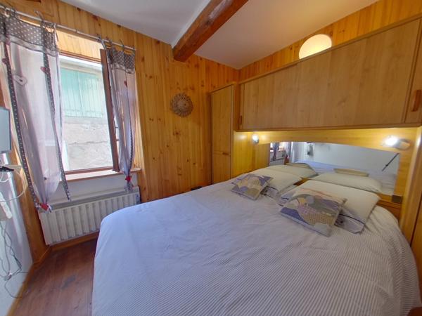 04340 LE LAUZET UBAYE MAISON TYPE 5 - JARDIN - PARKING - CAVE VOÛTEE