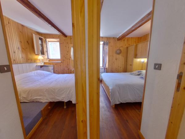 04340 LE LAUZET UBAYE MAISON TYPE 5 - JARDIN - PARKING - CAVE VOÛTEE