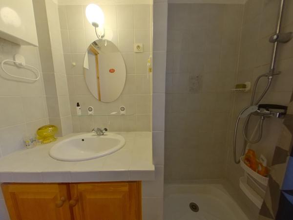 04340 LE LAUZET UBAYE MAISON TYPE 5 - JARDIN - PARKING - CAVE VOÛTEE