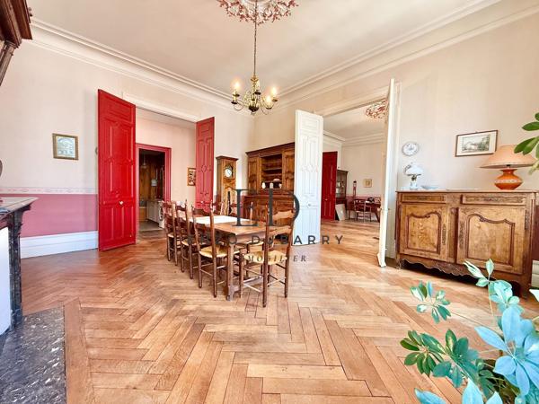 Appartement
         6 pièces
        - 233 m² Bien prestige 648 000 € *