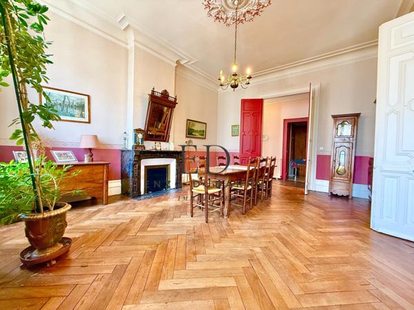 Appartement
         6 pièces
        - 233 m² Bien prestige 648 000 € *