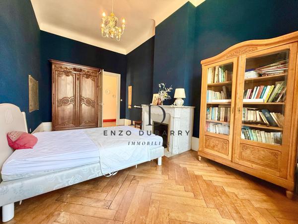 Appartement
         6 pièces
        - 233 m² Bien prestige 648 000 € *