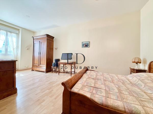 Appartement
         6 pièces
        - 233 m² Bien prestige 648 000 € *