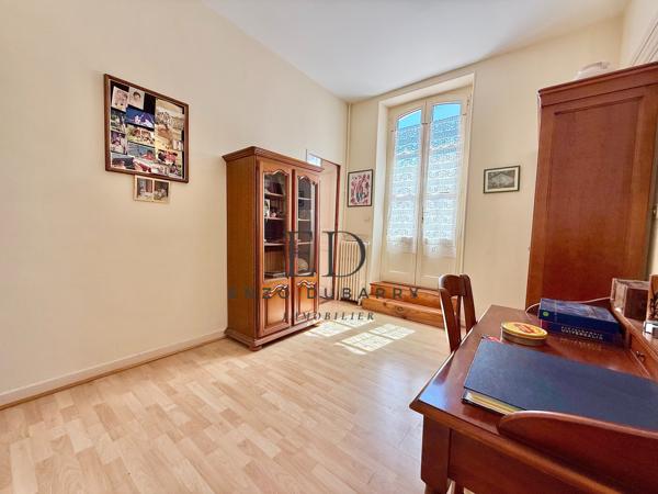 Appartement
         6 pièces
        - 233 m² Bien prestige 648 000 € *