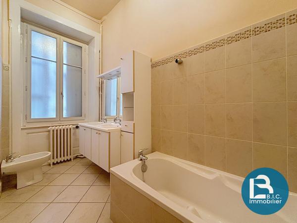 EMPLACEMENT D'EXCEPTION-PLACE OLLIER