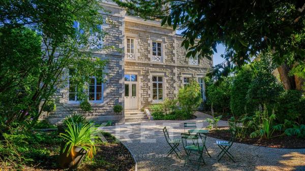 Dinan – Exceptionnelle Maison de Maître en pierre avec jardins et garage