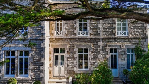 Dinan – Exceptionnelle Maison de Maître en pierre avec jardins et garage