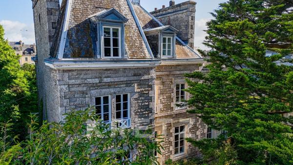 Dinan – Exceptionnelle Maison de Maître en pierre avec jardins et garage