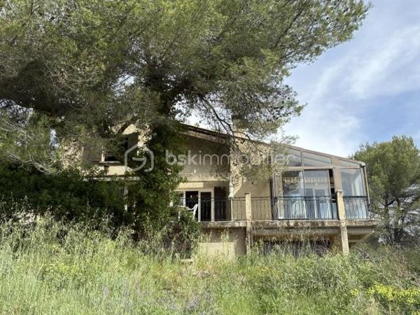 Si vous rêvez d'espace de calme, de nature, entouré de chênes, genêts, d'oliviers et d'oiseaux et biches sur les hauteurs de Manosque exposition sud, ce bien va vous plaire.
Cette maison est avec travaux à prévoir idéal maçon, artisan ou passionné, il faut prendre en compte les fissures intérieurs et extérieurs, la fosse septique à remettre aux normes, le tableau électrique, remplacer la chaudière au fioul qui fonctionne par une pompe à chaleur, et une remise au goût du jour de l'ensemble ,si après avoir lu ce message et que vous n'êtes pas décourager je me ferai un plaisir de vous organiser une visite.
La maison se compose, 1 hall, 1 séjour (18 m²), 1 salon avec cheminée ouverte (39 m²), 1 cuisine séparée (20 m²), 1 buanderie, 1 salle d'eau wc, 1 wc séparé, 3 chambres (de 13.60 à 19.80 m²), 1 mezzanine sous le salon.
En RDC : 1 grand garage de 51 m² avec 3 pièces ( 21,50 m², 11,80 m², et 19,90 m² espaces de rangement, atelier chaufferie.
A L'extérieur 2 terrains  1 de 5480 m² et 1 de 5920 m². avec eau du canal, Prévoir un bon nettoyage avec du bois de chauffage à récupérer.
Le tout à 1.5 km de la ville.