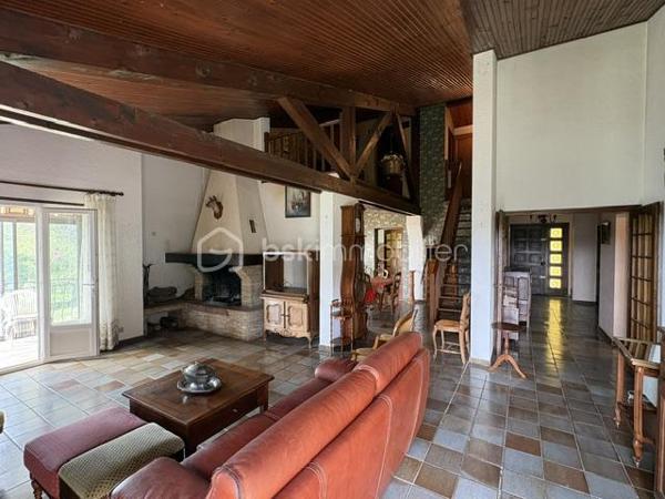 Si vous rêvez d'espace de calme, de nature, entouré de chênes, genêts, d'oliviers et d'oiseaux et biches sur les hauteurs de Manosque exposition sud, ce bien va vous plaire.
Cette maison est avec travaux à prévoir idéal maçon, artisan ou passionné, il faut prendre en compte les fissures intérieurs et extérieurs, la fosse septique à remettre aux normes, le tableau électrique, remplacer la chaudière au fioul qui fonctionne par une pompe à chaleur, et une remise au goût du jour de l'ensemble ,si après avoir lu ce message et que vous n'êtes pas décourager je me ferai un plaisir de vous organiser une visite.
La maison se compose, 1 hall, 1 séjour (18 m²), 1 salon avec cheminée ouverte (39 m²), 1 cuisine séparée (20 m²), 1 buanderie, 1 salle d'eau wc, 1 wc séparé, 3 chambres (de 13.60 à 19.80 m²), 1 mezzanine sous le salon.
En RDC : 1 grand garage de 51 m² avec 3 pièces ( 21,50 m², 11,80 m², et 19,90 m² espaces de rangement, atelier chaufferie.
A L'extérieur 2 terrains  1 de 5480 m² et 1 de 5920 m². avec eau du canal, Prévoir un bon nettoyage avec du bois de chauffage à récupérer.
Le tout à 1.5 km de la ville.