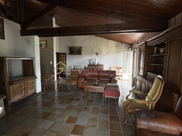 Si vous rêvez d'espace de calme, de nature, entouré de chênes, genêts, d'oliviers et d'oiseaux et biches sur les hauteurs de Manosque exposition sud, ce bien va vous plaire.
Cette maison est avec travaux à prévoir idéal maçon, artisan ou passionné, il faut prendre en compte les fissures intérieurs et extérieurs, la fosse septique à remettre aux normes, le tableau électrique, remplacer la chaudière au fioul qui fonctionne par une pompe à chaleur, et une remise au goût du jour de l'ensemble ,si après avoir lu ce message et que vous n'êtes pas décourager je me ferai un plaisir de vous organiser une visite.
La maison se compose, 1 hall, 1 séjour (18 m²), 1 salon avec cheminée ouverte (39 m²), 1 cuisine séparée (20 m²), 1 buanderie, 1 salle d'eau wc, 1 wc séparé, 3 chambres (de 13.60 à 19.80 m²), 1 mezzanine sous le salon.
En RDC : 1 grand garage de 51 m² avec 3 pièces ( 21,50 m², 11,80 m², et 19,90 m² espaces de rangement, atelier chaufferie.
A L'extérieur 2 terrains  1 de 5480 m² et 1 de 5920 m². avec eau du canal, Prévoir un bon nettoyage avec du bois de chauffage à récupérer.
Le tout à 1.5 km de la ville.