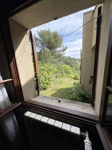 Si vous rêvez d'espace de calme, de nature, entouré de chênes, genêts, d'oliviers et d'oiseaux et biches sur les hauteurs de Manosque exposition sud, ce bien va vous plaire.
Cette maison est avec travaux à prévoir idéal maçon, artisan ou passionné, il faut prendre en compte les fissures intérieurs et extérieurs, la fosse septique à remettre aux normes, le tableau électrique, remplacer la chaudière au fioul qui fonctionne par une pompe à chaleur, et une remise au goût du jour de l'ensemble ,si après avoir lu ce message et que vous n'êtes pas décourager je me ferai un plaisir de vous organiser une visite.
La maison se compose, 1 hall, 1 séjour (18 m²), 1 salon avec cheminée ouverte (39 m²), 1 cuisine séparée (20 m²), 1 buanderie, 1 salle d'eau wc, 1 wc séparé, 3 chambres (de 13.60 à 19.80 m²), 1 mezzanine sous le salon.
En RDC : 1 grand garage de 51 m² avec 3 pièces ( 21,50 m², 11,80 m², et 19,90 m² espaces de rangement, atelier chaufferie.
A L'extérieur 2 terrains  1 de 5480 m² et 1 de 5920 m². avec eau du canal, Prévoir un bon nettoyage avec du bois de chauffage à récupérer.
Le tout à 1.5 km de la ville.