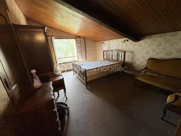 Si vous rêvez d'espace de calme, de nature, entouré de chênes, genêts, d'oliviers et d'oiseaux et biches sur les hauteurs de Manosque exposition sud, ce bien va vous plaire.
Cette maison est avec travaux à prévoir idéal maçon, artisan ou passionné, il faut prendre en compte les fissures intérieurs et extérieurs, la fosse septique à remettre aux normes, le tableau électrique, remplacer la chaudière au fioul qui fonctionne par une pompe à chaleur, et une remise au goût du jour de l'ensemble ,si après avoir lu ce message et que vous n'êtes pas décourager je me ferai un plaisir de vous organiser une visite.
La maison se compose, 1 hall, 1 séjour (18 m²), 1 salon avec cheminée ouverte (39 m²), 1 cuisine séparée (20 m²), 1 buanderie, 1 salle d'eau wc, 1 wc séparé, 3 chambres (de 13.60 à 19.80 m²), 1 mezzanine sous le salon.
En RDC : 1 grand garage de 51 m² avec 3 pièces ( 21,50 m², 11,80 m², et 19,90 m² espaces de rangement, atelier chaufferie.
A L'extérieur 2 terrains  1 de 5480 m² et 1 de 5920 m². avec eau du canal, Prévoir un bon nettoyage avec du bois de chauffage à récupérer.
Le tout à 1.5 km de la ville.