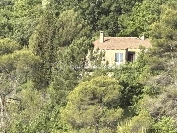 Si vous rêvez d'espace de calme, de nature, entouré de chênes, genêts, d'oliviers et d'oiseaux et biches sur les hauteurs de Manosque exposition sud, ce bien va vous plaire.
Cette maison est avec travaux à prévoir idéal maçon, artisan ou passionné, il faut prendre en compte les fissures intérieurs et extérieurs, la fosse septique à remettre aux normes, le tableau électrique, remplacer la chaudière au fioul qui fonctionne par une pompe à chaleur, et une remise au goût du jour de l'ensemble ,si après avoir lu ce message et que vous n'êtes pas décourager je me ferai un plaisir de vous organiser une visite.
La maison se compose, 1 hall, 1 séjour (18 m²), 1 salon avec cheminée ouverte (39 m²), 1 cuisine séparée (20 m²), 1 buanderie, 1 salle d'eau wc, 1 wc séparé, 3 chambres (de 13.60 à 19.80 m²), 1 mezzanine sous le salon.
En RDC : 1 grand garage de 51 m² avec 3 pièces ( 21,50 m², 11,80 m², et 19,90 m² espaces de rangement, atelier chaufferie.
A L'extérieur 2 terrains  1 de 5480 m² et 1 de 5920 m². avec eau du canal, Prévoir un bon nettoyage avec du bois de chauffage à récupérer.
Le tout à 1.5 km de la ville.