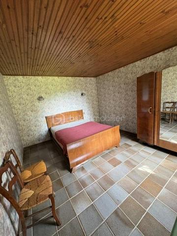 Si vous rêvez d'espace de calme, de nature, entouré de chênes, genêts, d'oliviers et d'oiseaux et biches sur les hauteurs de Manosque exposition sud, ce bien va vous plaire.
Cette maison est avec travaux à prévoir idéal maçon, artisan ou passionné, il faut prendre en compte les fissures intérieurs et extérieurs, la fosse septique à remettre aux normes, le tableau électrique, remplacer la chaudière au fioul qui fonctionne par une pompe à chaleur, et une remise au goût du jour de l'ensemble ,si après avoir lu ce message et que vous n'êtes pas décourager je me ferai un plaisir de vous organiser une visite.
La maison se compose, 1 hall, 1 séjour (18 m²), 1 salon avec cheminée ouverte (39 m²), 1 cuisine séparée (20 m²), 1 buanderie, 1 salle d'eau wc, 1 wc séparé, 3 chambres (de 13.60 à 19.80 m²), 1 mezzanine sous le salon.
En RDC : 1 grand garage de 51 m² avec 3 pièces ( 21,50 m², 11,80 m², et 19,90 m² espaces de rangement, atelier chaufferie.
A L'extérieur 2 terrains  1 de 5480 m² et 1 de 5920 m². avec eau du canal, Prévoir un bon nettoyage avec du bois de chauffage à récupérer.
Le tout à 1.5 km de la ville.