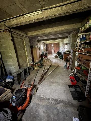 Si vous rêvez d'espace de calme, de nature, entouré de chênes, genêts, d'oliviers et d'oiseaux et biches sur les hauteurs de Manosque exposition sud, ce bien va vous plaire.
Cette maison est avec travaux à prévoir idéal maçon, artisan ou passionné, il faut prendre en compte les fissures intérieurs et extérieurs, la fosse septique à remettre aux normes, le tableau électrique, remplacer la chaudière au fioul qui fonctionne par une pompe à chaleur, et une remise au goût du jour de l'ensemble ,si après avoir lu ce message et que vous n'êtes pas décourager je me ferai un plaisir de vous organiser une visite.
La maison se compose, 1 hall, 1 séjour (18 m²), 1 salon avec cheminée ouverte (39 m²), 1 cuisine séparée (20 m²), 1 buanderie, 1 salle d'eau wc, 1 wc séparé, 3 chambres (de 13.60 à 19.80 m²), 1 mezzanine sous le salon.
En RDC : 1 grand garage de 51 m² avec 3 pièces ( 21,50 m², 11,80 m², et 19,90 m² espaces de rangement, atelier chaufferie.
A L'extérieur 2 terrains  1 de 5480 m² et 1 de 5920 m². avec eau du canal, Prévoir un bon nettoyage avec du bois de chauffage à récupérer.
Le tout à 1.5 km de la ville.