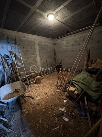 Si vous rêvez d'espace de calme, de nature, entouré de chênes, genêts, d'oliviers et d'oiseaux et biches sur les hauteurs de Manosque exposition sud, ce bien va vous plaire.
Cette maison est avec travaux à prévoir idéal maçon, artisan ou passionné, il faut prendre en compte les fissures intérieurs et extérieurs, la fosse septique à remettre aux normes, le tableau électrique, remplacer la chaudière au fioul qui fonctionne par une pompe à chaleur, et une remise au goût du jour de l'ensemble ,si après avoir lu ce message et que vous n'êtes pas décourager je me ferai un plaisir de vous organiser une visite.
La maison se compose, 1 hall, 1 séjour (18 m²), 1 salon avec cheminée ouverte (39 m²), 1 cuisine séparée (20 m²), 1 buanderie, 1 salle d'eau wc, 1 wc séparé, 3 chambres (de 13.60 à 19.80 m²), 1 mezzanine sous le salon.
En RDC : 1 grand garage de 51 m² avec 3 pièces ( 21,50 m², 11,80 m², et 19,90 m² espaces de rangement, atelier chaufferie.
A L'extérieur 2 terrains  1 de 5480 m² et 1 de 5920 m². avec eau du canal, Prévoir un bon nettoyage avec du bois de chauffage à récupérer.
Le tout à 1.5 km de la ville.