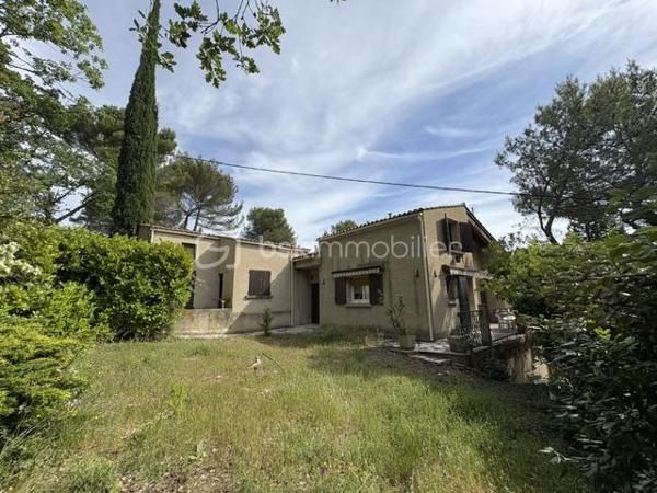 Si vous rêvez d'espace de calme, de nature, entouré de chênes, genêts, d'oliviers et d'oiseaux et biches sur les hauteurs de Manosque exposition sud, ce bien va vous plaire.
Cette maison est avec travaux à prévoir idéal maçon, artisan ou passionné, il faut prendre en compte les fissures intérieurs et extérieurs, la fosse septique à remettre aux normes, le tableau électrique, remplacer la chaudière au fioul qui fonctionne par une pompe à chaleur, et une remise au goût du jour de l'ensemble ,si après avoir lu ce message et que vous n'êtes pas décourager je me ferai un plaisir de vous organiser une visite.
La maison se compose, 1 hall, 1 séjour (18 m²), 1 salon avec cheminée ouverte (39 m²), 1 cuisine séparée (20 m²), 1 buanderie, 1 salle d'eau wc, 1 wc séparé, 3 chambres (de 13.60 à 19.80 m²), 1 mezzanine sous le salon.
En RDC : 1 grand garage de 51 m² avec 3 pièces ( 21,50 m², 11,80 m², et 19,90 m² espaces de rangement, atelier chaufferie.
A L'extérieur 2 terrains  1 de 5480 m² et 1 de 5920 m². avec eau du canal, Prévoir un bon nettoyage avec du bois de chauffage à récupérer.
Le tout à 1.5 km de la ville.
