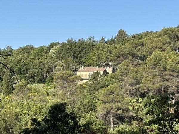 Si vous rêvez d'espace de calme, de nature, entouré de chênes, genêts, d'oliviers et d'oiseaux et biches sur les hauteurs de Manosque exposition sud, ce bien va vous plaire.
Cette maison est avec travaux à prévoir idéal maçon, artisan ou passionné, il faut prendre en compte les fissures intérieurs et extérieurs, la fosse septique à remettre aux normes, le tableau électrique, remplacer la chaudière au fioul qui fonctionne par une pompe à chaleur, et une remise au goût du jour de l'ensemble ,si après avoir lu ce message et que vous n'êtes pas décourager je me ferai un plaisir de vous organiser une visite.
La maison se compose, 1 hall, 1 séjour (18 m²), 1 salon avec cheminée ouverte (39 m²), 1 cuisine séparée (20 m²), 1 buanderie, 1 salle d'eau wc, 1 wc séparé, 3 chambres (de 13.60 à 19.80 m²), 1 mezzanine sous le salon.
En RDC : 1 grand garage de 51 m² avec 3 pièces ( 21,50 m², 11,80 m², et 19,90 m² espaces de rangement, atelier chaufferie.
A L'extérieur 2 terrains  1 de 5480 m² et 1 de 5920 m². avec eau du canal, Prévoir un bon nettoyage avec du bois de chauffage à récupérer.
Le tout à 1.5 km de la ville.