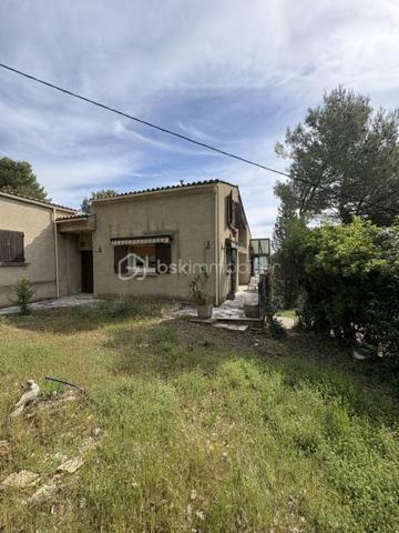 Si vous rêvez d'espace de calme, de nature, entouré de chênes, genêts, d'oliviers et d'oiseaux et biches sur les hauteurs de Manosque exposition sud, ce bien va vous plaire.
Cette maison est avec travaux à prévoir idéal maçon, artisan ou passionné, il faut prendre en compte les fissures intérieurs et extérieurs, la fosse septique à remettre aux normes, le tableau électrique, remplacer la chaudière au fioul qui fonctionne par une pompe à chaleur, et une remise au goût du jour de l'ensemble ,si après avoir lu ce message et que vous n'êtes pas décourager je me ferai un plaisir de vous organiser une visite.
La maison se compose, 1 hall, 1 séjour (18 m²), 1 salon avec cheminée ouverte (39 m²), 1 cuisine séparée (20 m²), 1 buanderie, 1 salle d'eau wc, 1 wc séparé, 3 chambres (de 13.60 à 19.80 m²), 1 mezzanine sous le salon.
En RDC : 1 grand garage de 51 m² avec 3 pièces ( 21,50 m², 11,80 m², et 19,90 m² espaces de rangement, atelier chaufferie.
A L'extérieur 2 terrains  1 de 5480 m² et 1 de 5920 m². avec eau du canal, Prévoir un bon nettoyage avec du bois de chauffage à récupérer.
Le tout à 1.5 km de la ville.
