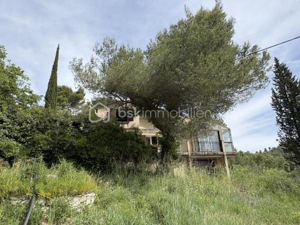 Si vous rêvez d'espace de calme, de nature, entouré de chênes, genêts, d'oliviers et d'oiseaux et biches sur les hauteurs de Manosque exposition sud, ce bien va vous plaire.
Cette maison est avec travaux à prévoir idéal maçon, artisan ou passionné, il faut prendre en compte les fissures intérieurs et extérieurs, la fosse septique à remettre aux normes, le tableau électrique, remplacer la chaudière au fioul qui fonctionne par une pompe à chaleur, et une remise au goût du jour de l'ensemble ,si après avoir lu ce message et que vous n'êtes pas décourager je me ferai un plaisir de vous organiser une visite.
La maison se compose, 1 hall, 1 séjour (18 m²), 1 salon avec cheminée ouverte (39 m²), 1 cuisine séparée (20 m²), 1 buanderie, 1 salle d'eau wc, 1 wc séparé, 3 chambres (de 13.60 à 19.80 m²), 1 mezzanine sous le salon.
En RDC : 1 grand garage de 51 m² avec 3 pièces ( 21,50 m², 11,80 m², et 19,90 m² espaces de rangement, atelier chaufferie.
A L'extérieur 2 terrains  1 de 5480 m² et 1 de 5920 m². avec eau du canal, Prévoir un bon nettoyage avec du bois de chauffage à récupérer.
Le tout à 1.5 km de la ville.