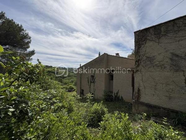 Si vous rêvez d'espace de calme, de nature, entouré de chênes, genêts, d'oliviers et d'oiseaux et biches sur les hauteurs de Manosque exposition sud, ce bien va vous plaire.
Cette maison est avec travaux à prévoir idéal maçon, artisan ou passionné, il faut prendre en compte les fissures intérieurs et extérieurs, la fosse septique à remettre aux normes, le tableau électrique, remplacer la chaudière au fioul qui fonctionne par une pompe à chaleur, et une remise au goût du jour de l'ensemble ,si après avoir lu ce message et que vous n'êtes pas décourager je me ferai un plaisir de vous organiser une visite.
La maison se compose, 1 hall, 1 séjour (18 m²), 1 salon avec cheminée ouverte (39 m²), 1 cuisine séparée (20 m²), 1 buanderie, 1 salle d'eau wc, 1 wc séparé, 3 chambres (de 13.60 à 19.80 m²), 1 mezzanine sous le salon.
En RDC : 1 grand garage de 51 m² avec 3 pièces ( 21,50 m², 11,80 m², et 19,90 m² espaces de rangement, atelier chaufferie.
A L'extérieur 2 terrains  1 de 5480 m² et 1 de 5920 m². avec eau du canal, Prévoir un bon nettoyage avec du bois de chauffage à récupérer.
Le tout à 1.5 km de la ville.