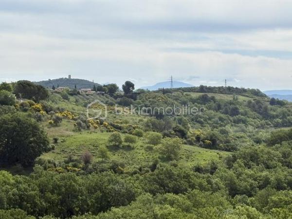 Si vous rêvez d'espace de calme, de nature, entouré de chênes, genêts, d'oliviers et d'oiseaux et biches sur les hauteurs de Manosque exposition sud, ce bien va vous plaire.
Cette maison est avec travaux à prévoir idéal maçon, artisan ou passionné, il faut prendre en compte les fissures intérieurs et extérieurs, la fosse septique à remettre aux normes, le tableau électrique, remplacer la chaudière au fioul qui fonctionne par une pompe à chaleur, et une remise au goût du jour de l'ensemble ,si après avoir lu ce message et que vous n'êtes pas décourager je me ferai un plaisir de vous organiser une visite.
La maison se compose, 1 hall, 1 séjour (18 m²), 1 salon avec cheminée ouverte (39 m²), 1 cuisine séparée (20 m²), 1 buanderie, 1 salle d'eau wc, 1 wc séparé, 3 chambres (de 13.60 à 19.80 m²), 1 mezzanine sous le salon.
En RDC : 1 grand garage de 51 m² avec 3 pièces ( 21,50 m², 11,80 m², et 19,90 m² espaces de rangement, atelier chaufferie.
A L'extérieur 2 terrains  1 de 5480 m² et 1 de 5920 m². avec eau du canal, Prévoir un bon nettoyage avec du bois de chauffage à récupérer.
Le tout à 1.5 km de la ville.