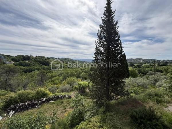 Si vous rêvez d'espace de calme, de nature, entouré de chênes, genêts, d'oliviers et d'oiseaux et biches sur les hauteurs de Manosque exposition sud, ce bien va vous plaire.
Cette maison est avec travaux à prévoir idéal maçon, artisan ou passionné, il faut prendre en compte les fissures intérieurs et extérieurs, la fosse septique à remettre aux normes, le tableau électrique, remplacer la chaudière au fioul qui fonctionne par une pompe à chaleur, et une remise au goût du jour de l'ensemble ,si après avoir lu ce message et que vous n'êtes pas décourager je me ferai un plaisir de vous organiser une visite.
La maison se compose, 1 hall, 1 séjour (18 m²), 1 salon avec cheminée ouverte (39 m²), 1 cuisine séparée (20 m²), 1 buanderie, 1 salle d'eau wc, 1 wc séparé, 3 chambres (de 13.60 à 19.80 m²), 1 mezzanine sous le salon.
En RDC : 1 grand garage de 51 m² avec 3 pièces ( 21,50 m², 11,80 m², et 19,90 m² espaces de rangement, atelier chaufferie.
A L'extérieur 2 terrains  1 de 5480 m² et 1 de 5920 m². avec eau du canal, Prévoir un bon nettoyage avec du bois de chauffage à récupérer.
Le tout à 1.5 km de la ville.