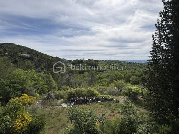 Si vous rêvez d'espace de calme, de nature, entouré de chênes, genêts, d'oliviers et d'oiseaux et biches sur les hauteurs de Manosque exposition sud, ce bien va vous plaire.
Cette maison est avec travaux à prévoir idéal maçon, artisan ou passionné, il faut prendre en compte les fissures intérieurs et extérieurs, la fosse septique à remettre aux normes, le tableau électrique, remplacer la chaudière au fioul qui fonctionne par une pompe à chaleur, et une remise au goût du jour de l'ensemble ,si après avoir lu ce message et que vous n'êtes pas décourager je me ferai un plaisir de vous organiser une visite.
La maison se compose, 1 hall, 1 séjour (18 m²), 1 salon avec cheminée ouverte (39 m²), 1 cuisine séparée (20 m²), 1 buanderie, 1 salle d'eau wc, 1 wc séparé, 3 chambres (de 13.60 à 19.80 m²), 1 mezzanine sous le salon.
En RDC : 1 grand garage de 51 m² avec 3 pièces ( 21,50 m², 11,80 m², et 19,90 m² espaces de rangement, atelier chaufferie.
A L'extérieur 2 terrains  1 de 5480 m² et 1 de 5920 m². avec eau du canal, Prévoir un bon nettoyage avec du bois de chauffage à récupérer.
Le tout à 1.5 km de la ville.