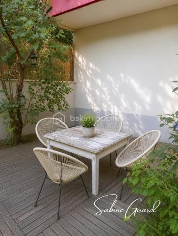 Rare sur le secteur! Au sein d'une copropriété bien entretenue avec espaces verts, découvrez ce duplex lumineux en rez-de-jardin, offrant des volumes généreux ainsi que plusieurs espaces extérieurs, idéal aussi bien pour une famille que pour un projet d’investissement.

Développé sur deux niveaux, ce bien dispose d’une pièce de vie lumineuse avec une cuisine ouverte, ainsi qu’une chambre, donnant tous deux sur le jardin privatif.
A l’étage se trouvent 3 chambres dont deux avec accès à un balcon, ainsi qu’une salle d’eau et une salle de bain.

Quelques travaux permettront de révéler tout le potentiel de ce bien et de l'adapter pleinement à vos envies. 

Deux caves sont vendues avec le bien, et une place de parking couverte privative est disponible en supplément.
Chauffage collectif
