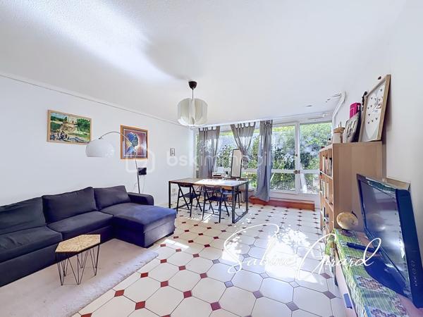Rare sur le secteur! Au sein d'une copropriété bien entretenue avec espaces verts, découvrez ce duplex lumineux en rez-de-jardin, offrant des volumes généreux ainsi que plusieurs espaces extérieurs, idéal aussi bien pour une famille que pour un projet d’investissement.

Développé sur deux niveaux, ce bien dispose d’une pièce de vie lumineuse avec une cuisine ouverte, ainsi qu’une chambre, donnant tous deux sur le jardin privatif.
A l’étage se trouvent 3 chambres dont deux avec accès à un balcon, ainsi qu’une salle d’eau et une salle de bain.

Quelques travaux permettront de révéler tout le potentiel de ce bien et de l'adapter pleinement à vos envies. 

Deux caves sont vendues avec le bien, et une place de parking couverte privative est disponible en supplément.
Chauffage collectif