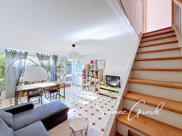 Rare sur le secteur! Au sein d'une copropriété bien entretenue avec espaces verts, découvrez ce duplex lumineux en rez-de-jardin, offrant des volumes généreux ainsi que plusieurs espaces extérieurs, idéal aussi bien pour une famille que pour un projet d’investissement.

Développé sur deux niveaux, ce bien dispose d’une pièce de vie lumineuse avec une cuisine ouverte, ainsi qu’une chambre, donnant tous deux sur le jardin privatif.
A l’étage se trouvent 3 chambres dont deux avec accès à un balcon, ainsi qu’une salle d’eau et une salle de bain.

Quelques travaux permettront de révéler tout le potentiel de ce bien et de l'adapter pleinement à vos envies. 

Deux caves sont vendues avec le bien, et une place de parking couverte privative est disponible en supplément.
Chauffage collectif