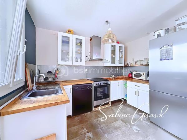 Rare sur le secteur! Au sein d'une copropriété bien entretenue avec espaces verts, découvrez ce duplex lumineux en rez-de-jardin, offrant des volumes généreux ainsi que plusieurs espaces extérieurs, idéal aussi bien pour une famille que pour un projet d’investissement.

Développé sur deux niveaux, ce bien dispose d’une pièce de vie lumineuse avec une cuisine ouverte, ainsi qu’une chambre, donnant tous deux sur le jardin privatif.
A l’étage se trouvent 3 chambres dont deux avec accès à un balcon, ainsi qu’une salle d’eau et une salle de bain.

Quelques travaux permettront de révéler tout le potentiel de ce bien et de l'adapter pleinement à vos envies. 

Deux caves sont vendues avec le bien, et une place de parking couverte privative est disponible en supplément.
Chauffage collectif