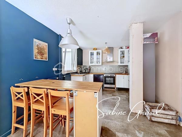 Rare sur le secteur! Au sein d'une copropriété bien entretenue avec espaces verts, découvrez ce duplex lumineux en rez-de-jardin, offrant des volumes généreux ainsi que plusieurs espaces extérieurs, idéal aussi bien pour une famille que pour un projet d’investissement.

Développé sur deux niveaux, ce bien dispose d’une pièce de vie lumineuse avec une cuisine ouverte, ainsi qu’une chambre, donnant tous deux sur le jardin privatif.
A l’étage se trouvent 3 chambres dont deux avec accès à un balcon, ainsi qu’une salle d’eau et une salle de bain.

Quelques travaux permettront de révéler tout le potentiel de ce bien et de l'adapter pleinement à vos envies. 

Deux caves sont vendues avec le bien, et une place de parking couverte privative est disponible en supplément.
Chauffage collectif